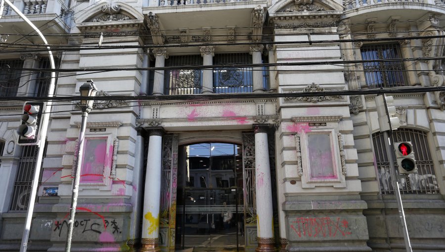 Vándalos rayaron fachada del edificio de El Mercurio de Valparaíso