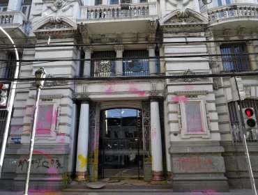 Vándalos rayaron fachada del edificio de El Mercurio de Valparaíso