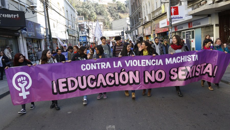 Baja convocatoria a marcha de la CUT, Confech y feministas en Valparaíso