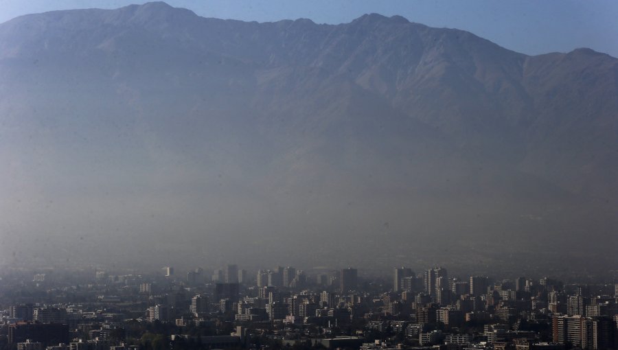 Preemergencia en Santiago: Prohíben uso de leña en toda la RM y paralizan 1.281 industrias