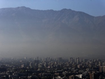 Preemergencia en Santiago: Prohíben uso de leña en toda la RM y paralizan 1.281 industrias