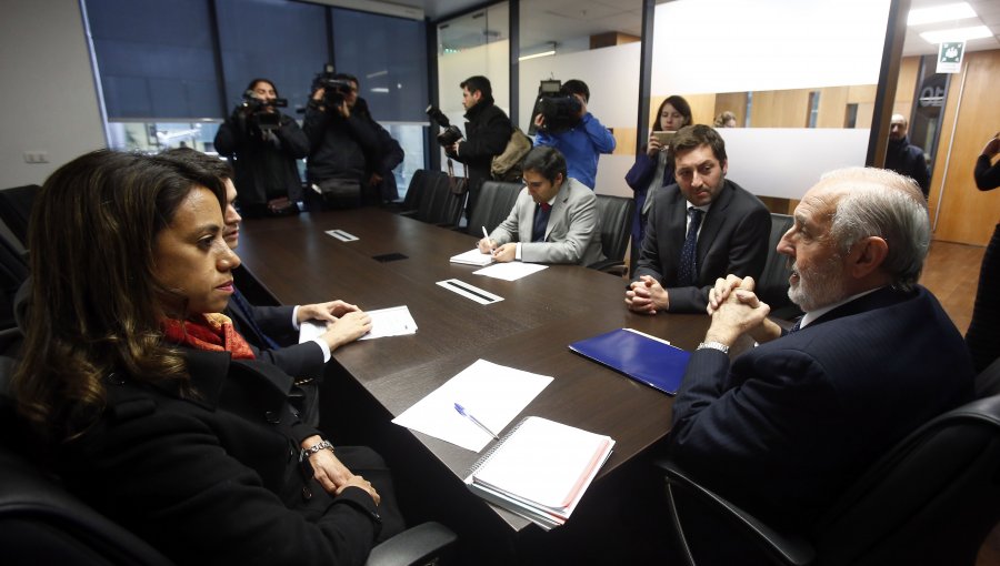 Chile Vamos pide a fiscal Abbott que investigue campaña de Bachelet del 2013