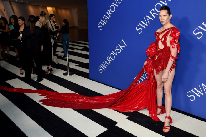 Nadie tomó en cuenta a Di Mondo: Prensa internacional le hace un desaire en alfombra roja de Brooklyn