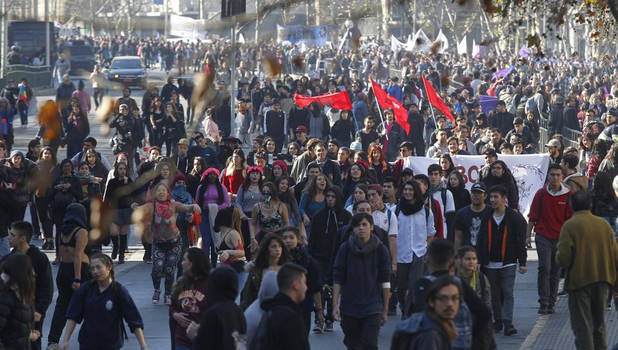 Cerca de 10.000 personas en marcha feminista: Encapuchados empañaron cierre