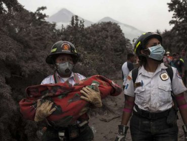 Suben a 75 los muertos tras erupción de volcán en Guatemala, situación aún es crítica