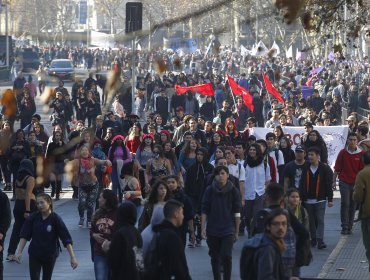 Cerca de 10.000 personas en marcha feminista: Encapuchados empañaron cierre