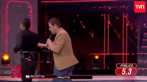 Cantante de Rojo sale corriendo del escenario y momento es captado en vivo
