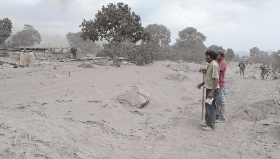 Suspenden temporalmente la búsqueda de víctimas por erupción volcán en Guatemala