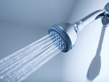 Alumno de ingeniería de la UC inventó dispositivo que ahorra agua fría en la ducha