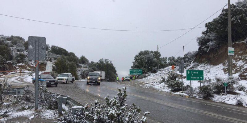 Alerta amarilla en la Precordillera: De madrugada nevó en Cajón del Maipo y en la Cuesta La Dormida