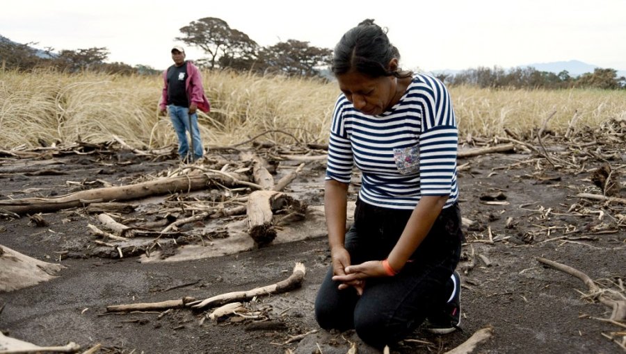 Guatemala: Mujer busca a sus 50 familiares desaparecidos tras erupción de volcán