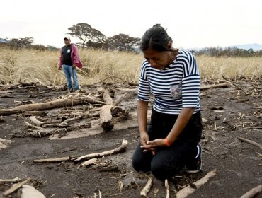 Guatemala: Mujer busca a sus 50 familiares desaparecidos tras erupción de volcán