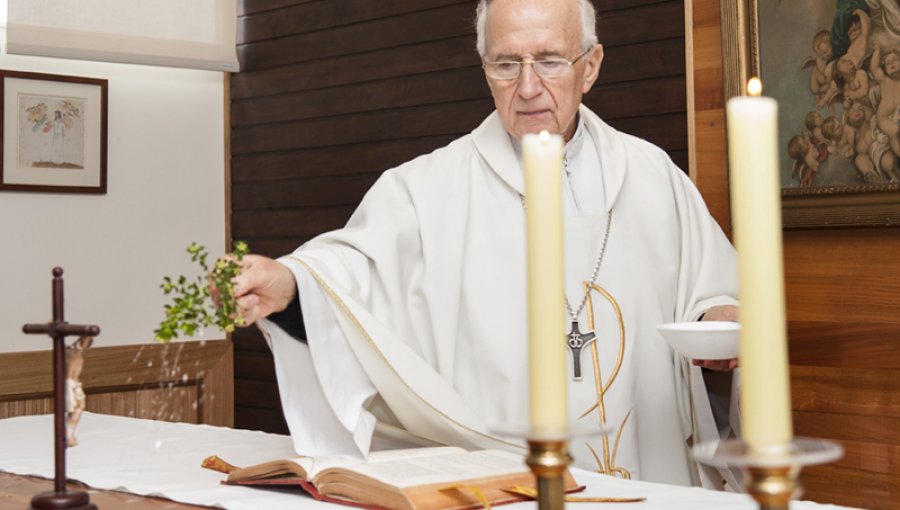 Renuncia de Obispos Juan Barros de Osorno y Gonzalo Duarte de Valparaíso son aceptadas por el Papa