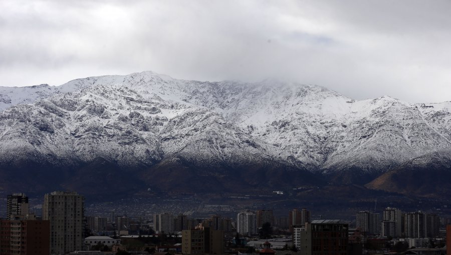 Sólo nevó en Lo Barnechea, pero se mantiene suspensión de clases en 40 comunas