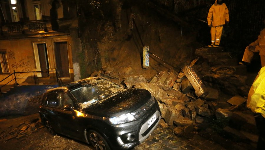 Lluvias provocaron derrumbe de escala de concreto en cerro Bellavista de Valparaíso