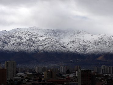 Sólo nevó en Lo Barnechea, pero se mantiene suspensión de clases en 40 comunas