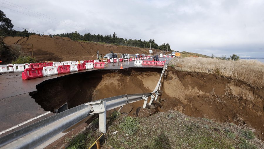 Mega socavón en camino costero entre Cachagua y Maintencillo obliga al corte de la ruta F-30E