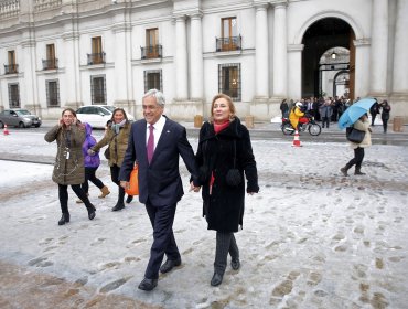 Inesperado fenómeno de nieve y granizos se registra en el centro de Santiago