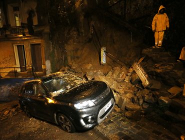 Lluvias provocaron derrumbe de escala de concreto en cerro Bellavista de Valparaíso