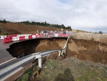 Mega socavón en camino costero entre Cachagua y Maintencillo obliga al corte de la ruta F-30E