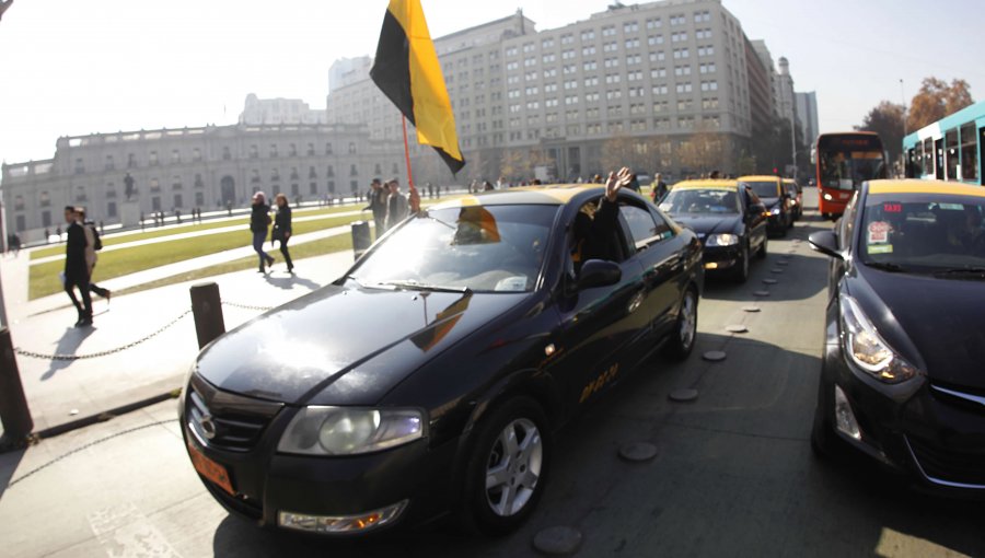 Taxistas del aeropuerto protestan contra Uber con caravana en La Moneda