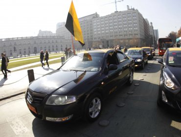 Taxistas del aeropuerto protestan contra Uber con caravana en La Moneda