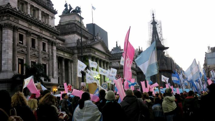 Chilenas iniciarían el “turismo médico” a Argentina si se aprueba aborto libre