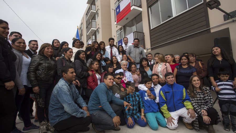 Piñera recorrió conjunto habitacional para aymaras y migrantes en Antofagasta