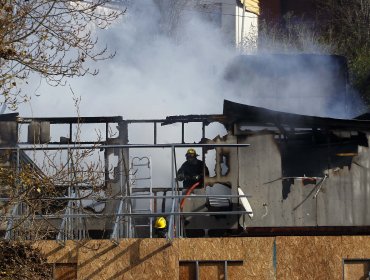 Dos casas destruidas y una mujer grave fue saldo de incendio en Valparaíso