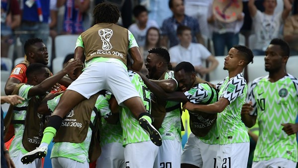 Mundial: Nigeria derrotó a Islandia y le entregó un respiro a Argentina