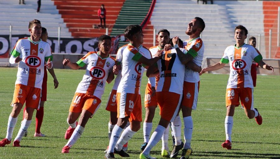 Cobresal liquidó a Ñublense y tiene un pie y medio en cuartos de Copa Chile