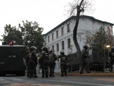 Encapuchados atacan oficina del rector en el Liceo de Aplicación