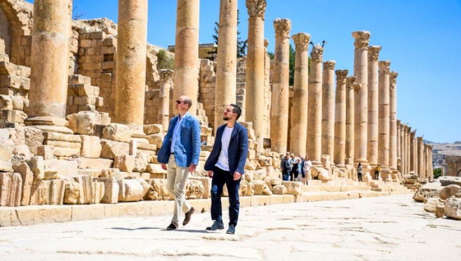 Príncipe Guillermo visita ruinas de Jordania donde Catalina fue fotografiada cuando era niña