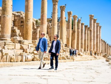 Príncipe Guillermo visita ruinas de Jordania donde Catalina fue fotografiada cuando era niña