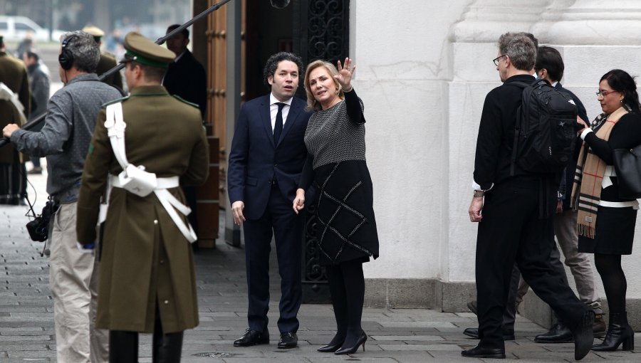 Gobierno entrega orden Pablo Neruda a director de orquesta Gustavo Dudamel
