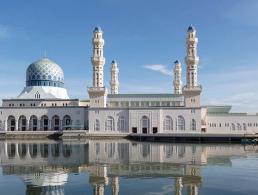 Sexy baile protagonizan dos chicas frente a una mezquita en Malasia