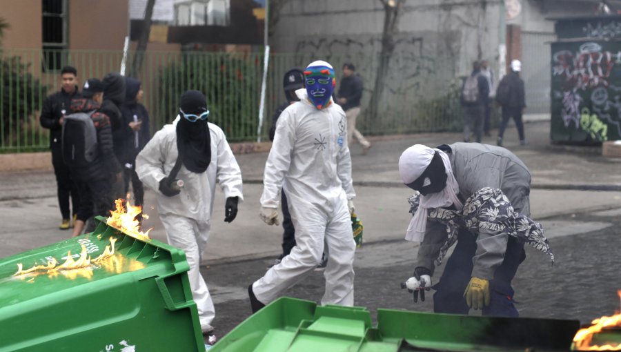 Encapuchados protagonizan incidentes con barricadas en liceo Darío Salas