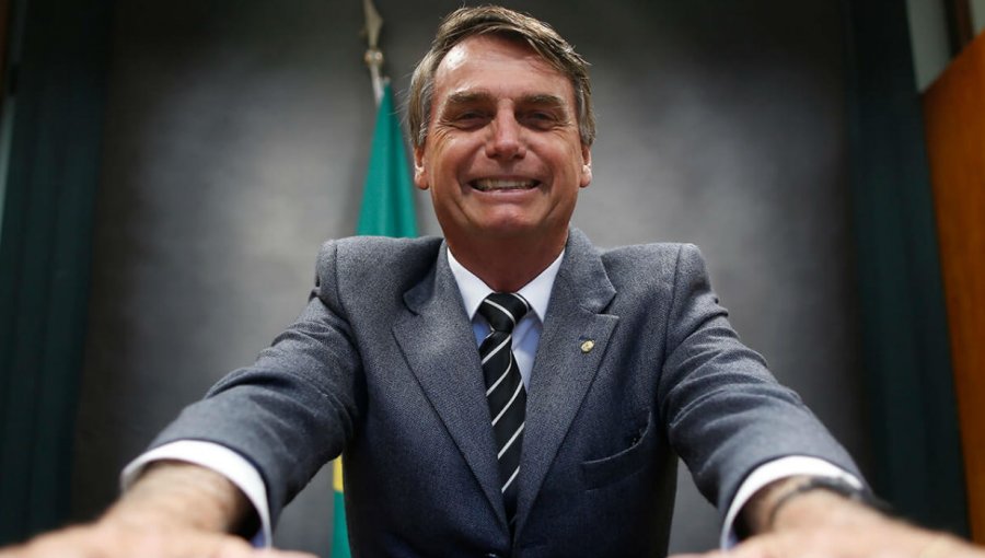 Candidato de extrema derecha Bolsonaro encabeza intención de voto presidencial en Brasil