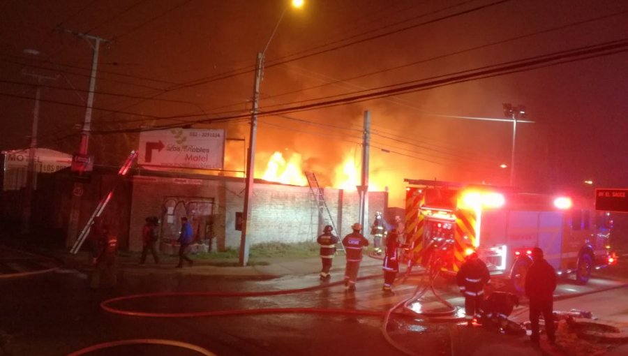 Motel y una Maestranza son arrasados por las llamas en violento incendio en Valparaíso