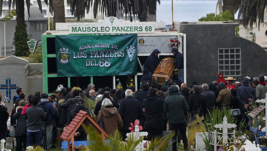 En cementerio de Playa Ancha fue despedido el nadador Víctor "Tiburón" Contreras