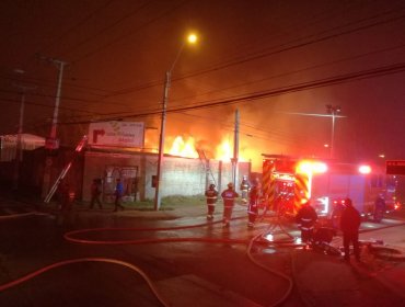 Motel y una Maestranza son arrasados por las llamas en violento incendio en Valparaíso