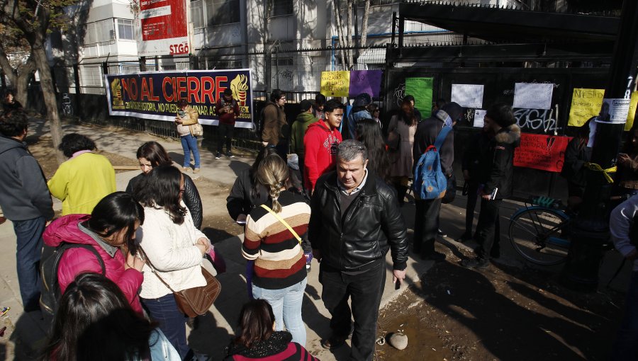 Apoderados del Liceo Amunátegui interponen recurso de protección tras re ubicación de alumnos