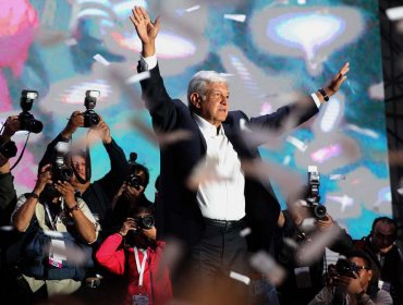 López Obrador logra histórica victoria para la izquierda en México y llama a la reconciliación