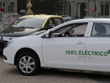 Electromovilidad: Gobierno adjudica primeros 60 taxis eléctricos para Santiago