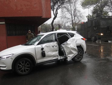 Carro lanzaaguas de Carabineros chocó con vehículo particular en Providencia