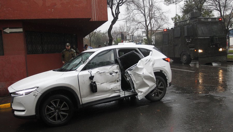 Carro lanzaaguas de Carabineros chocó con vehículo particular en Providencia