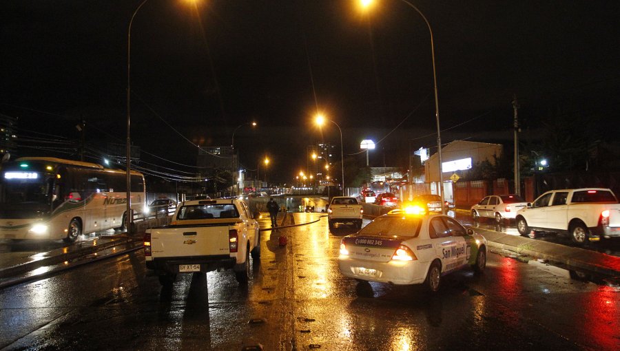 Lluvias dejan calles y pasos bajo nivel inundados y 14.247 clientes sin electricidad en la Región Metropolitana