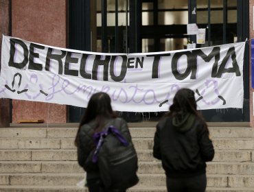 Estudiantes de Derecho bajan toma feminista en Universidad de Chile