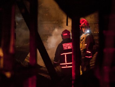 Dos fallecidos en incendio que destruyó vivienda en Pudahuel