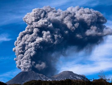 Dos sismos seguidos de fuertes explosiones en Volcán Nevados de Chillán